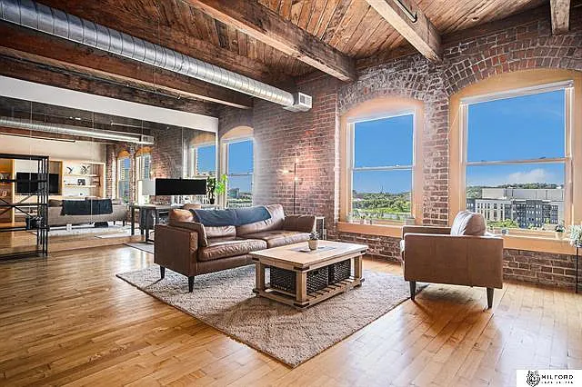 1 bed, 1083 sqft, $2,200 — Photo 1