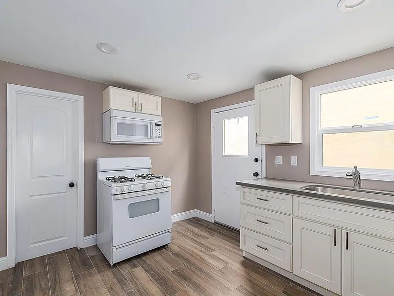 633 Kains Ave — Photo 6