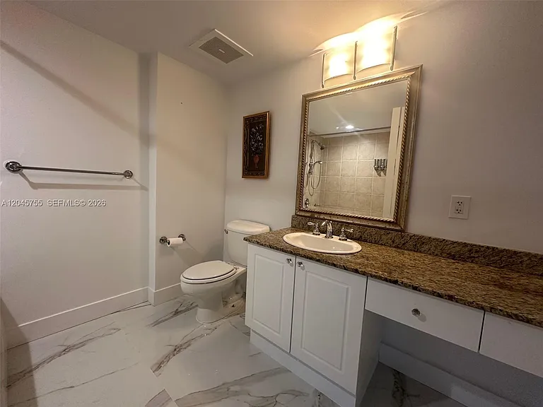 19501 W Country Club Dr #406 — Photo 5
