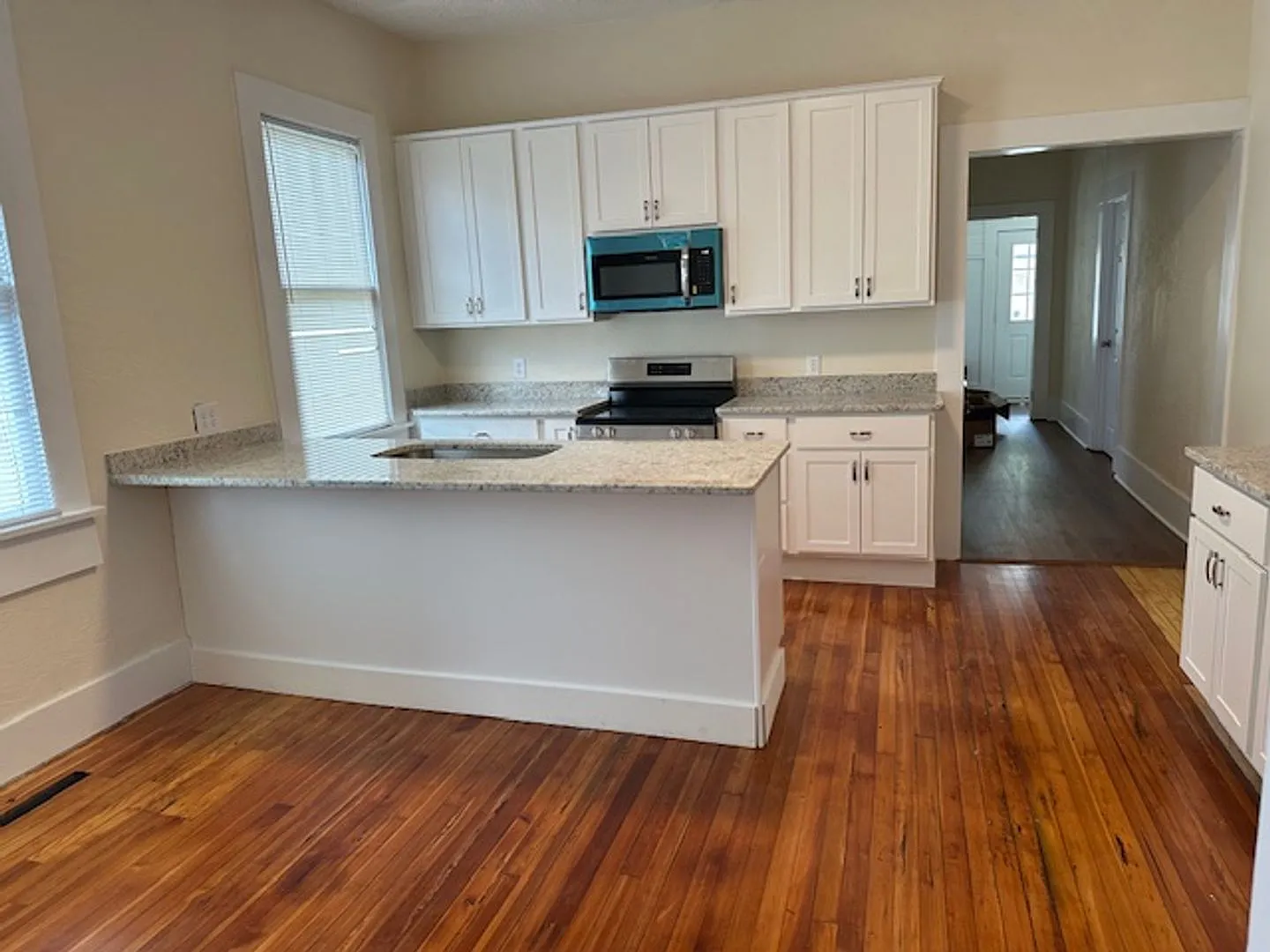 4 bed, 2.0 bath, 1578 sqft — Photo 4