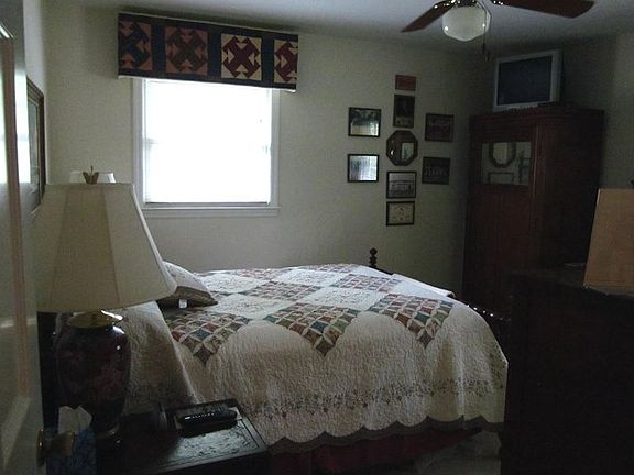 3rd image of 122 Hartwell Dr