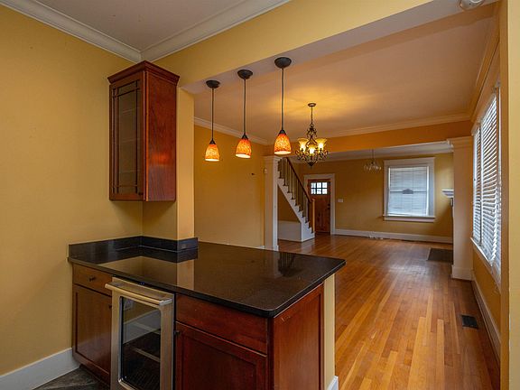 3rd image of 215 Johnson St