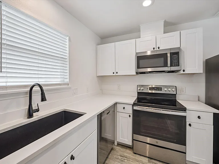 2610 Cochran St — Photo 11