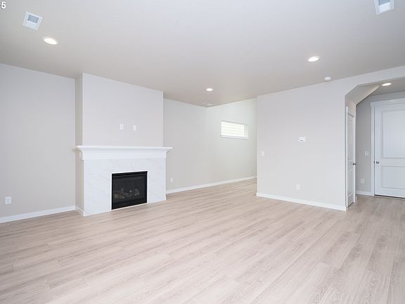 5th image of 2223 Ash St #80