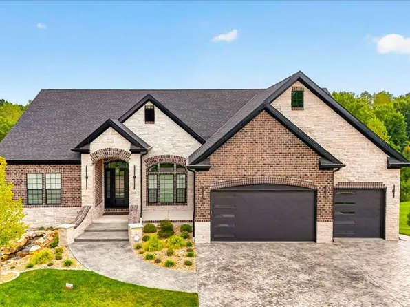 10 Crestwood Bend Ct, Florissant, MO 63033