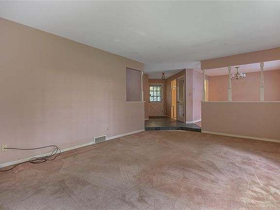 3rd image of 21 Lynn Rae Cir