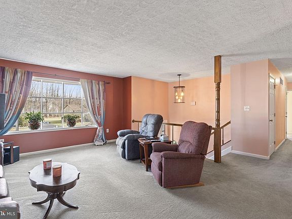 5th image of 520 Beards Hill Rd