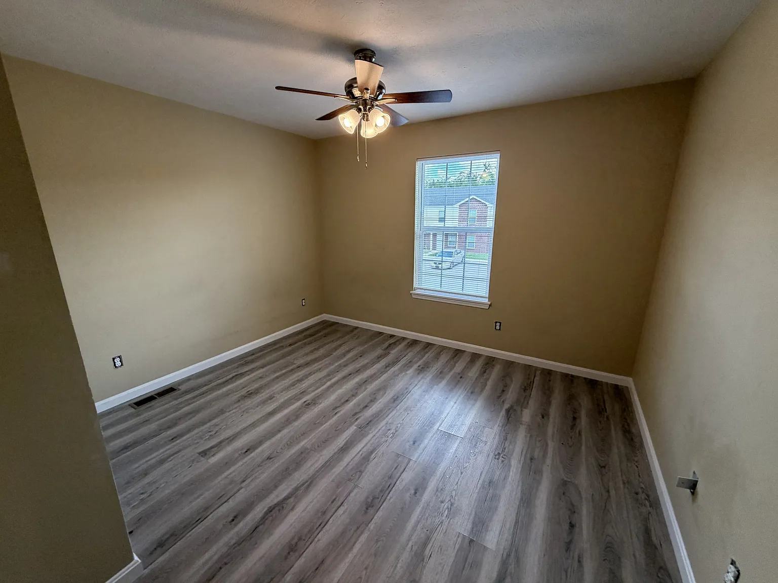 202 Pineview Drive - 1 — Photo 3
