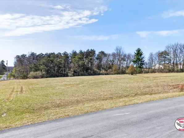 997 Woodlands Cir, Crossville, TN 38571