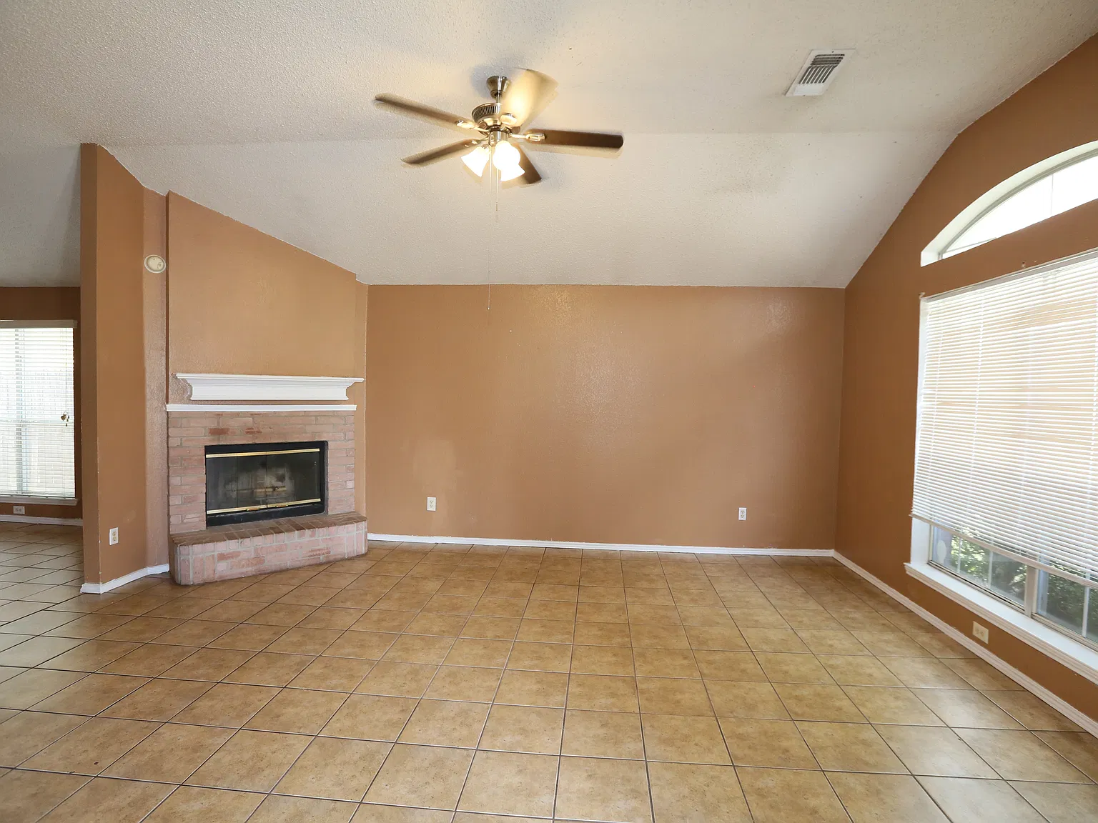 3 bed, 1588 sqft, $1,900 — Photo 2