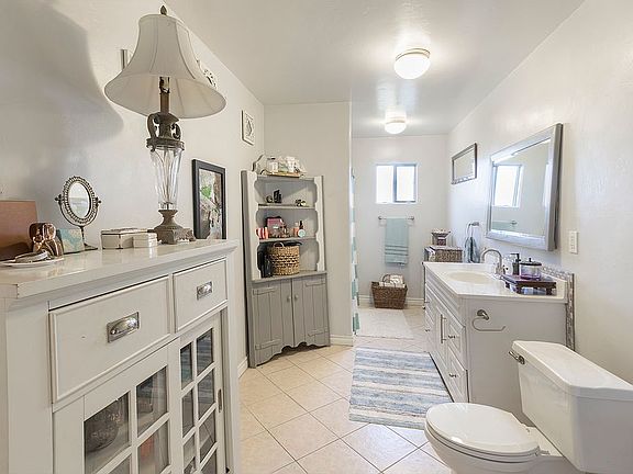 2nd image of 745 Anns Way Guest House