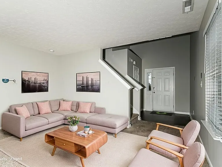 1396 Pencross Ln — Photo 4