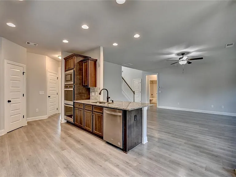 235 Bella Dr — Photo 32