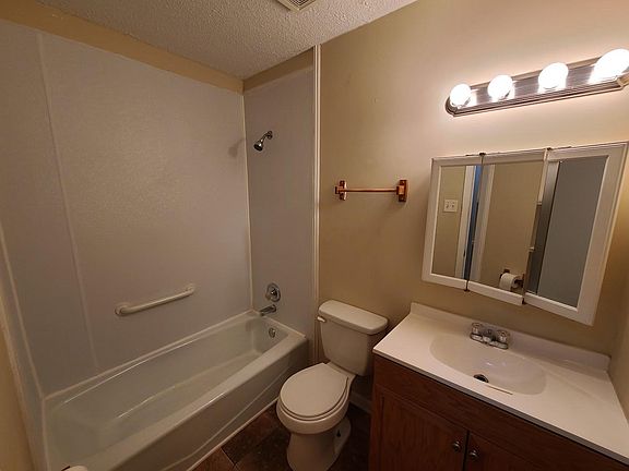 5th image of 612 Platinum St