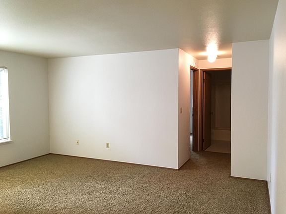 Living looking toward Hall