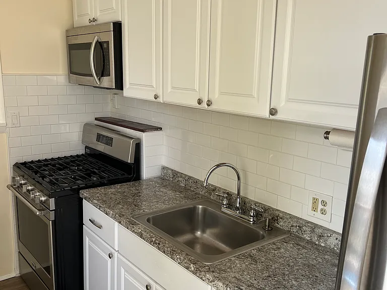 181 Rhodes St — Photo 23