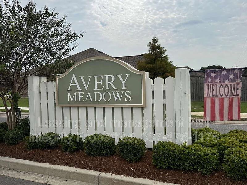 4 bed, 2.0 bath, 1550 sqft, $1,995 — Photo 2