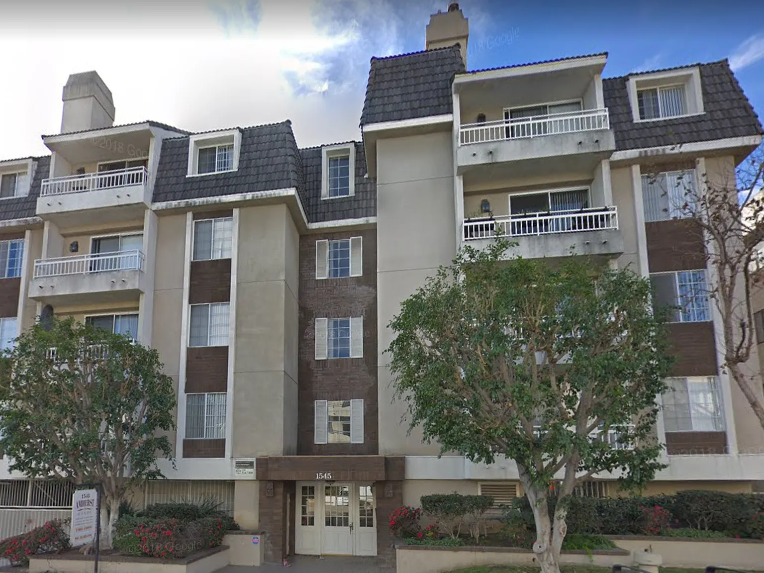 Amherst Manor — Photo 2