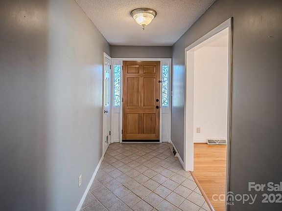 4th image of 940 Valley Dr