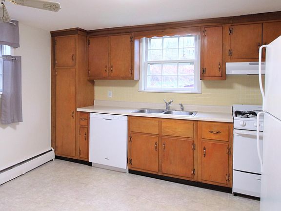 There's dishwasher. And, plenty of room for a kitchen table!