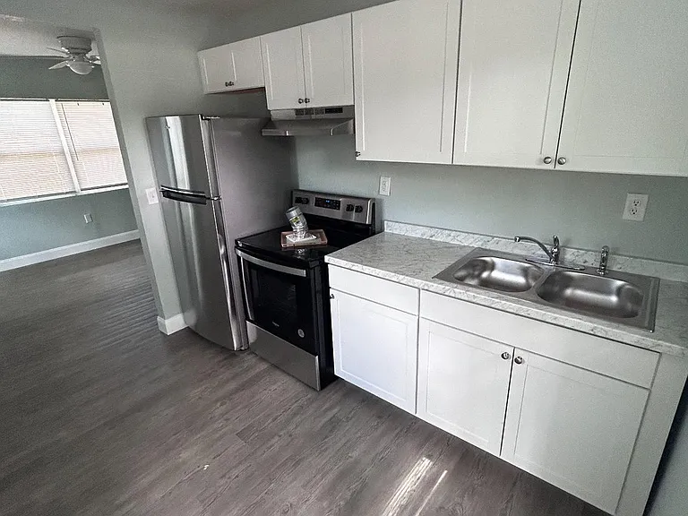 1009 W Washington St — Photo 3