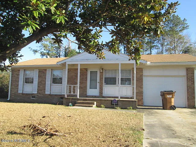 3 bed, 1.0 bath, 972 sqft, $1,250 — Photo 1