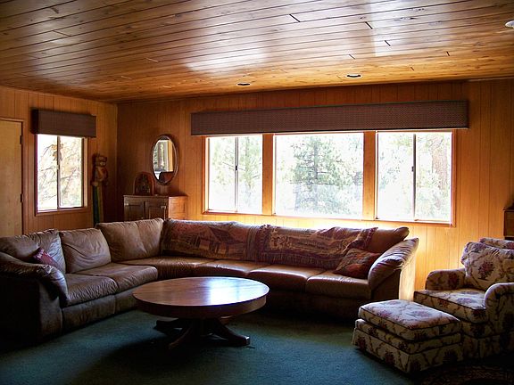 Enjoy friends and family in the large living room with mountain views!!