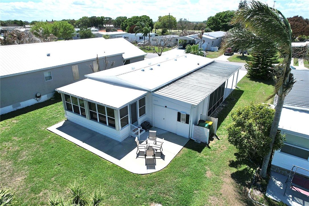 1142 Barefoot Cir