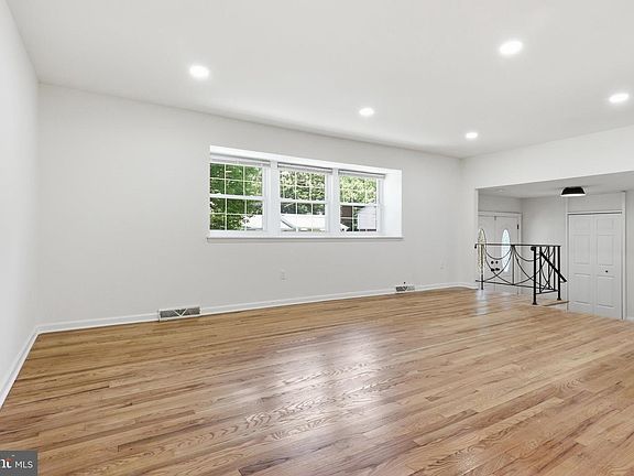 5th image of 716 Calvert Ln