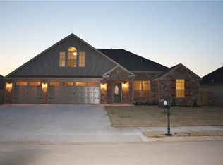 1371 Shook Dr, Cave Springs, AR 72718