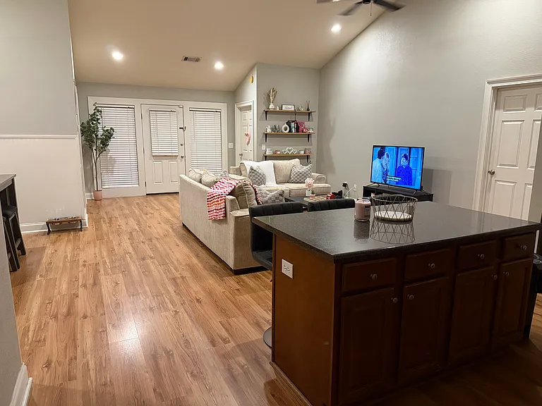 807 W Longleaf Dr — Photo 1