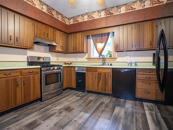 4th image of 2241 Benton St