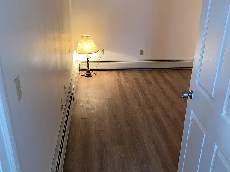98 Morris St #BASEMENT — Photo 2