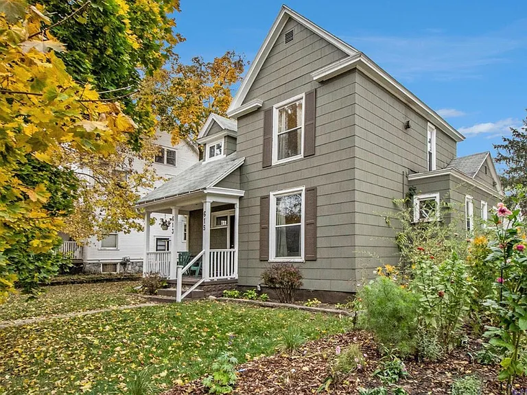 613 Hawthorne St NE — Photo 1