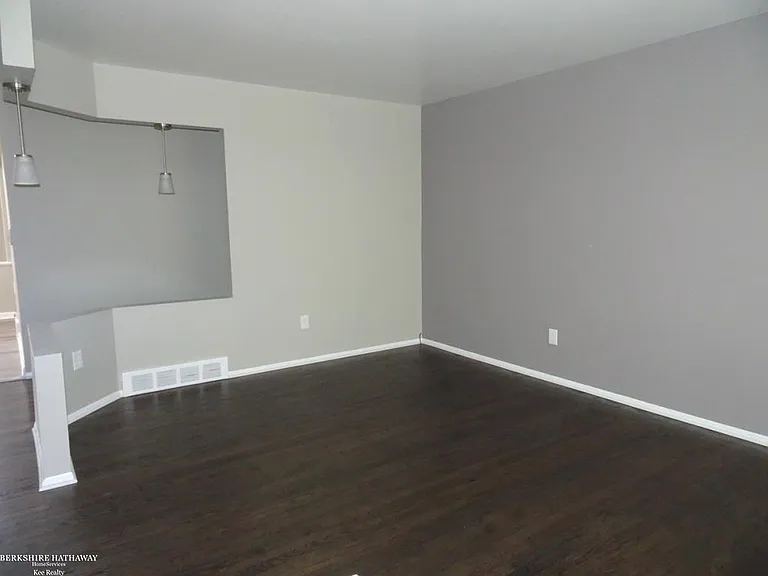 32106 Gainsborough Dr — Photo 2