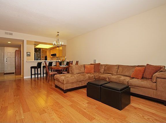 3rd image of 500 S Barrington Ave APT 4