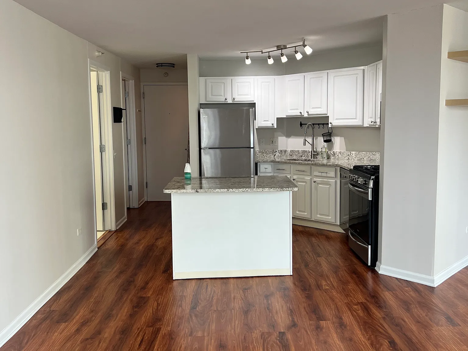1 bed, 868 sqft, $3,100 — Photo 2