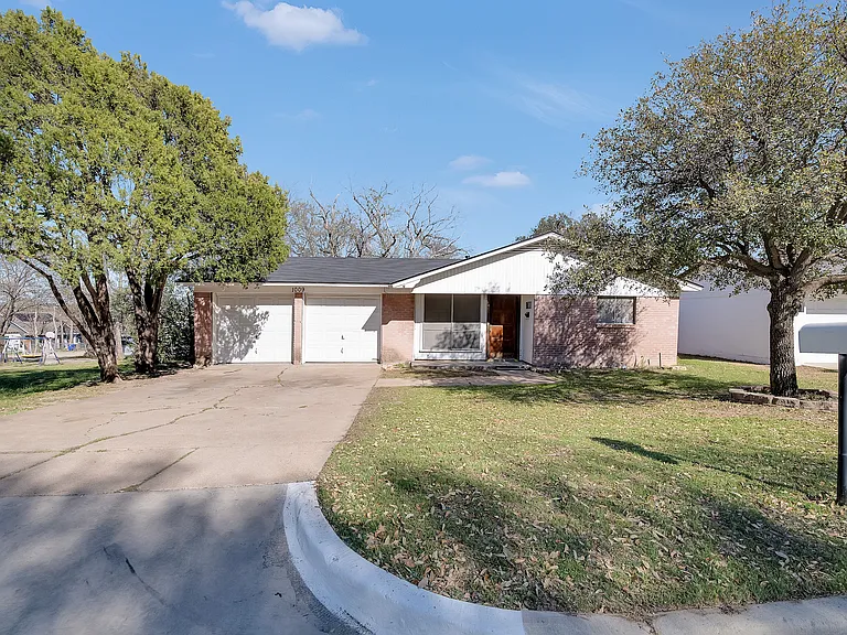 1009 Meadow Park Dr — Photo 1