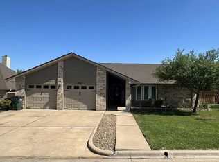 850 Whispering Oaks Dr, Giddings, TX 78942