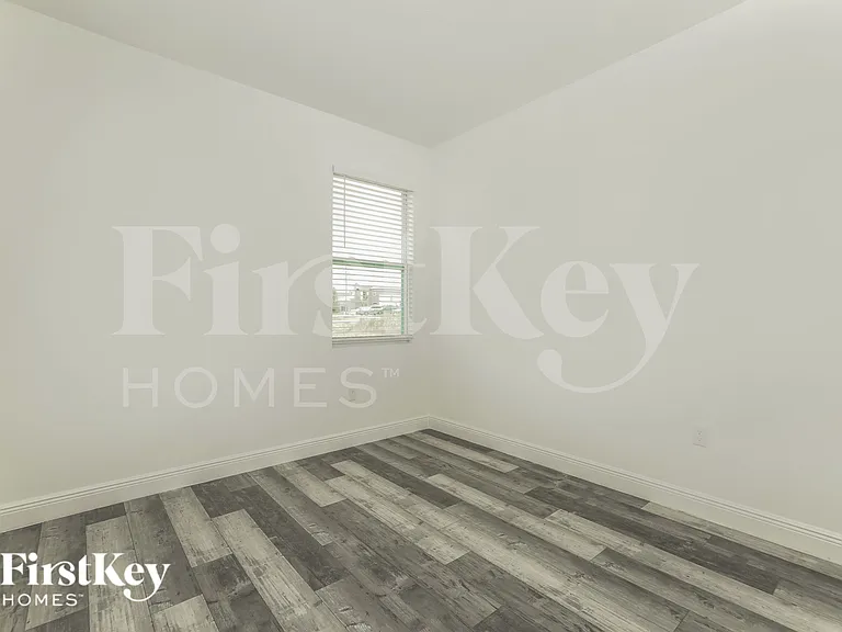 301 Cimarron Ct — Photo 12