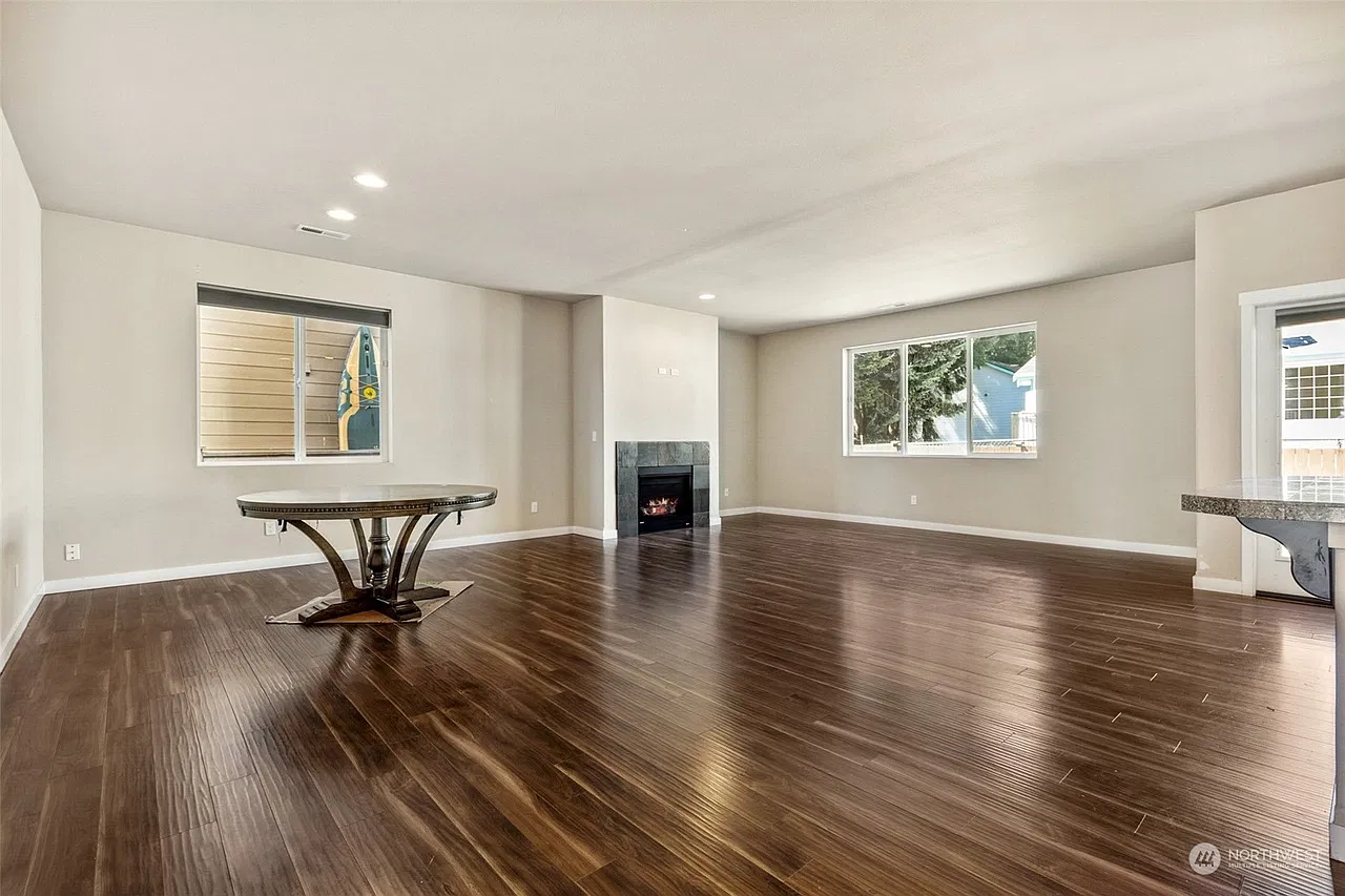 5 bed, 2.5 bath, 2429 sqft, $3,195 — Photo 2