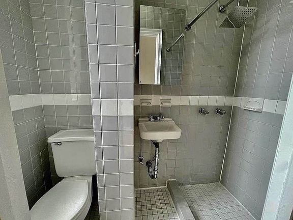 5th image of 39 Christopher St APT 5C