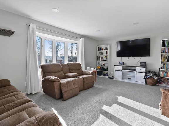 3rd image of 2610 Crowsnest Dr