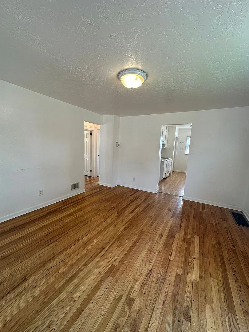 Awesome 4 to 5 bedroom close to everything you need — Photo 2