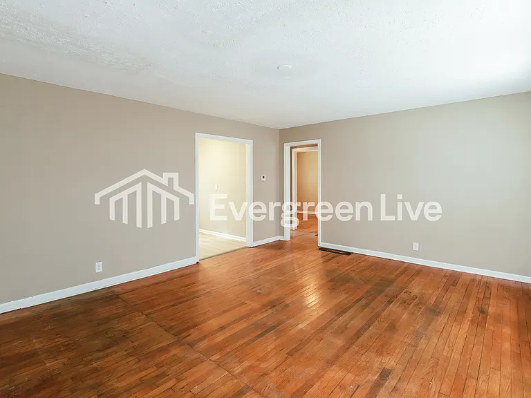 1329 Cheyenne St — Photo 2