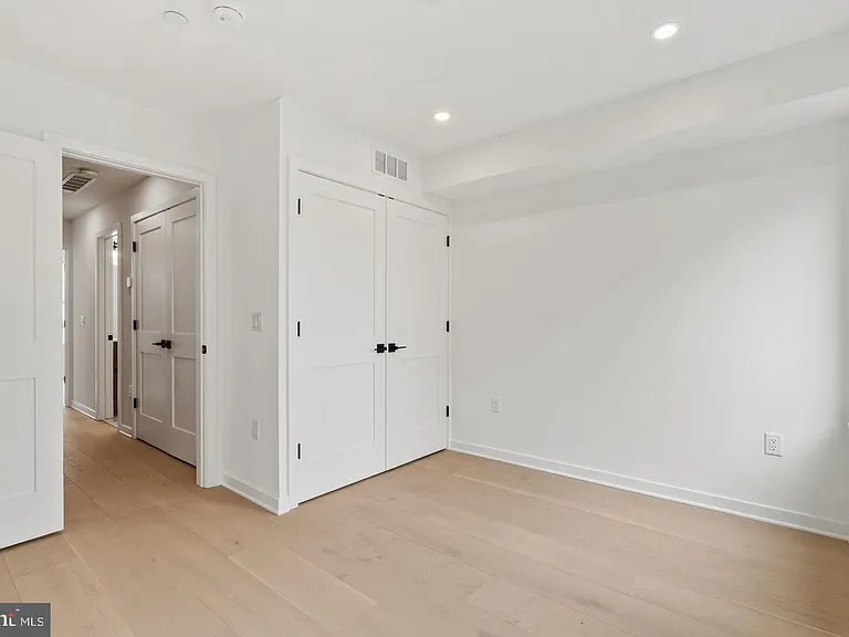 2209 Montrose St — Photo 32