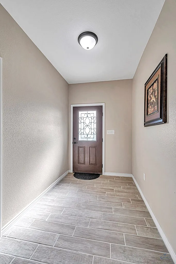 3 bed, 2.0 bath, 1945 sqft, $2,950 — Photo 3