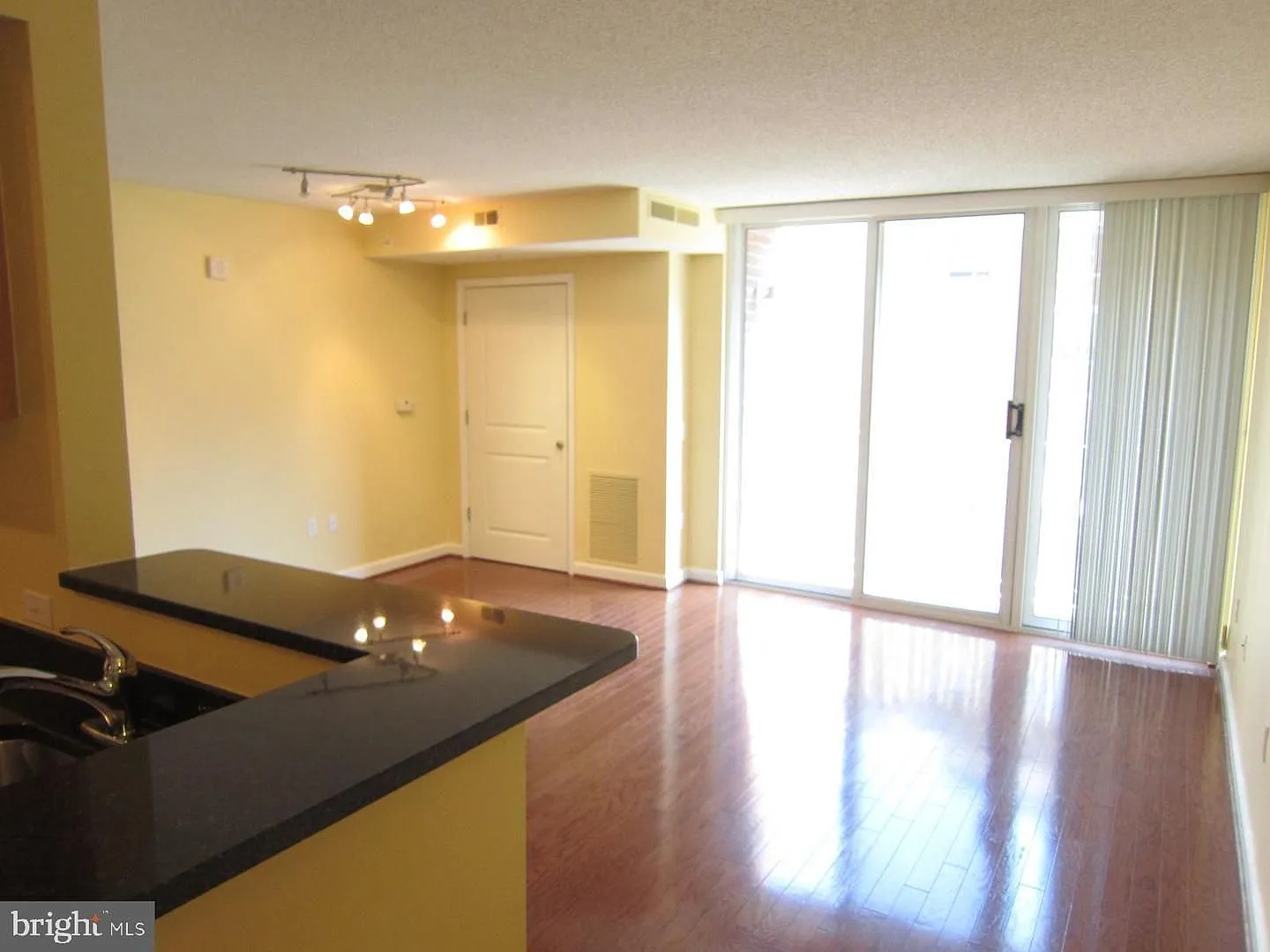 Lovely 955 sq ft contemporary condo in the heart of Ballston, 3 blocks from metro station and ste... — Photo 3