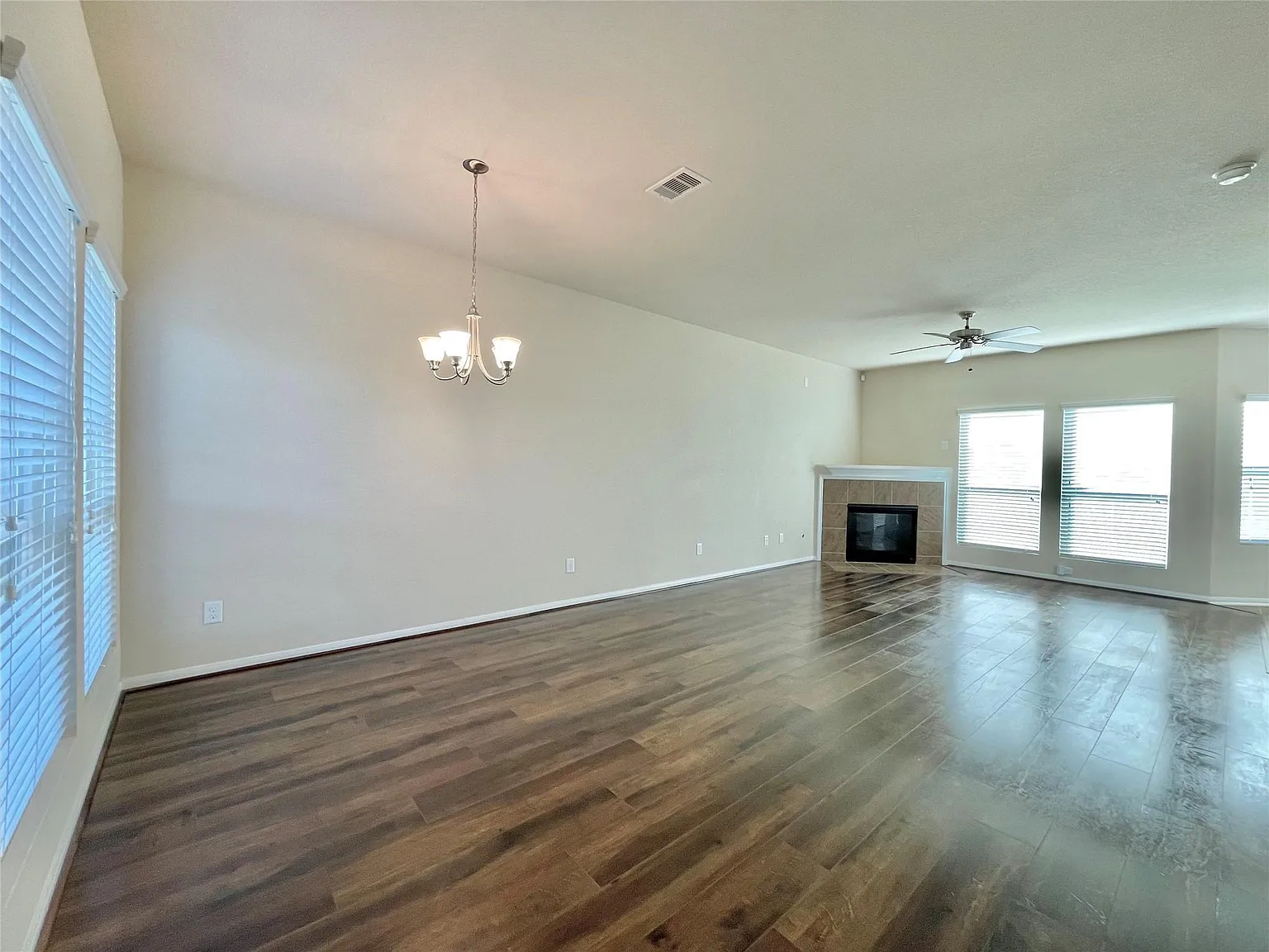 3 bed, 2.5 bath, 2011 sqft, $2,000 — Photo 3