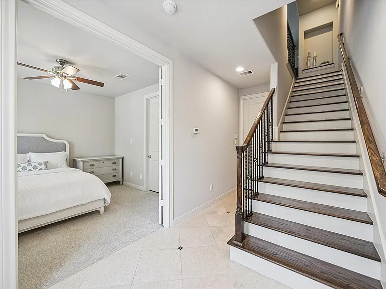 2048 Fannin Sta S — Photo 3
